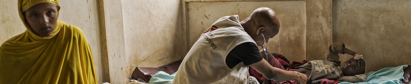 Un médecin ausculte un patient dans un centre de santé de MSF en Ethiopie