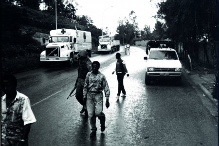 Avril 1994. Départ vers l’aéroport de Kigali de la première équipe évacuée après trois semaines de mission sur place.
