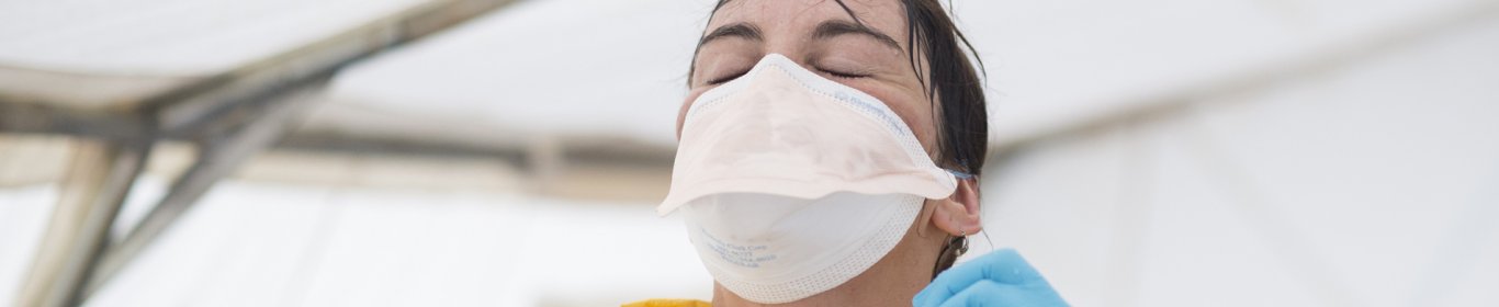 Un infirmier enlève sa combinaison de protection contre le virus ebola