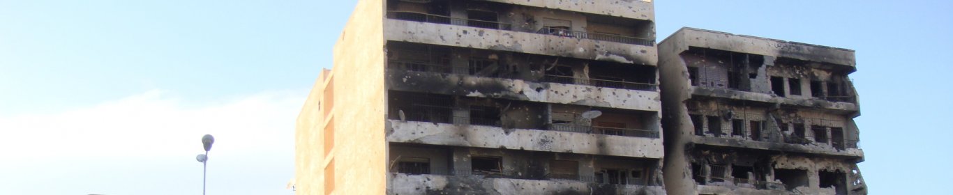 Un tank et des bâtiments en ruines dans les rues de Misrata en Libye