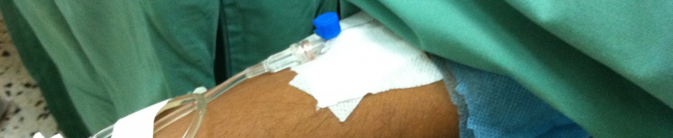 Une personne reçoit une transfusion à l'hôpital Kasr Ahmed en Libye