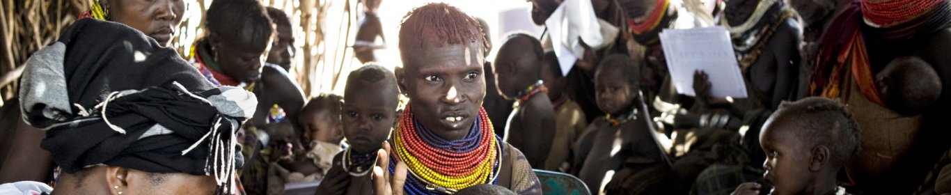 Un membre de médecin sans frontières rencontre les habitant d'un village au Kenya