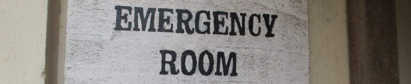 Un panneau indique une salle d'urgence