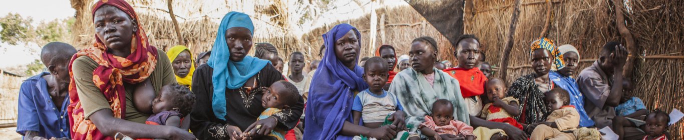 Des mères attendent avec leurs enfants victimes de malnutrition