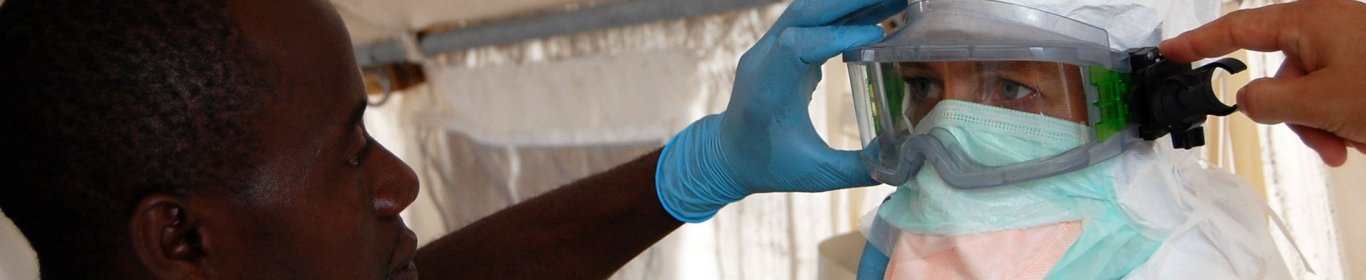 Une femme enfile une combinaison pour traiter les patients atteints par le virus ebola
