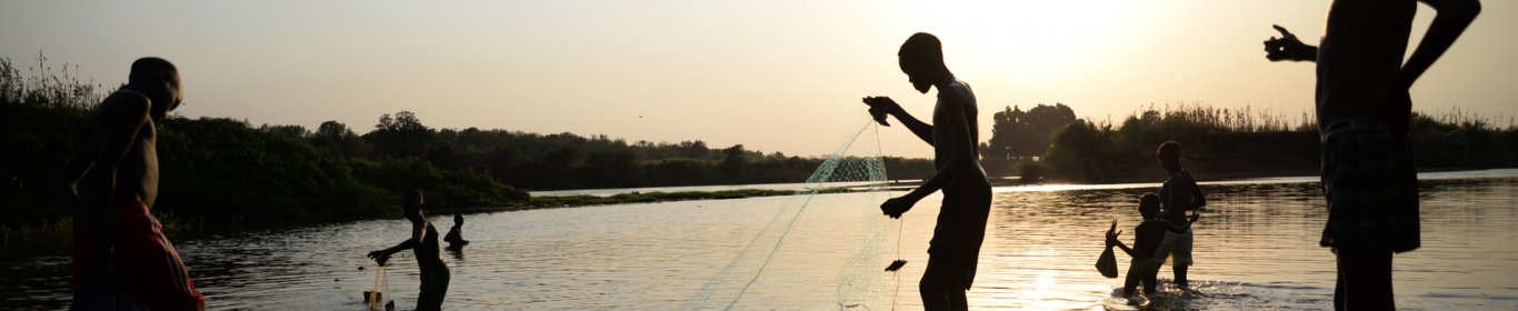 Des hommes pêchent dans la rivière Baro