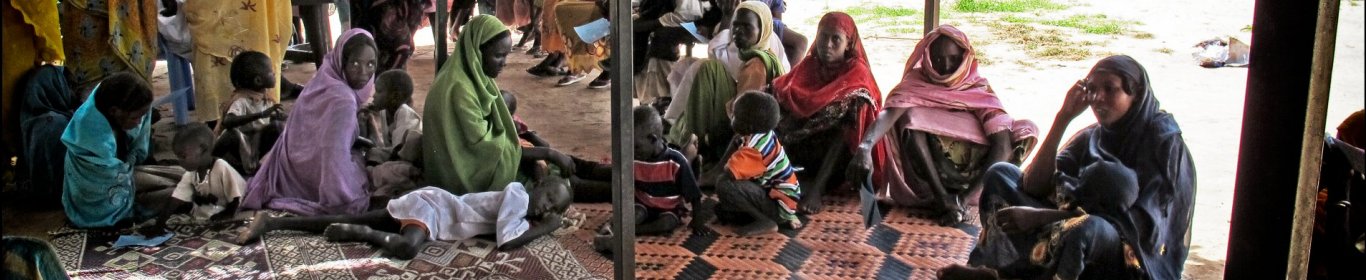 Des réfugiés du Darfour sont installés sous un abri
