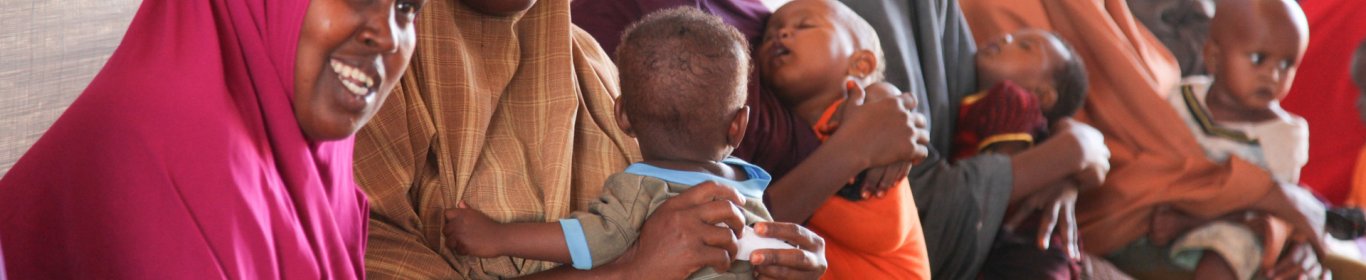 Des femmes et leurs enfants font la queue pour des soins médicaux au camp de réfugiés de Dadaab