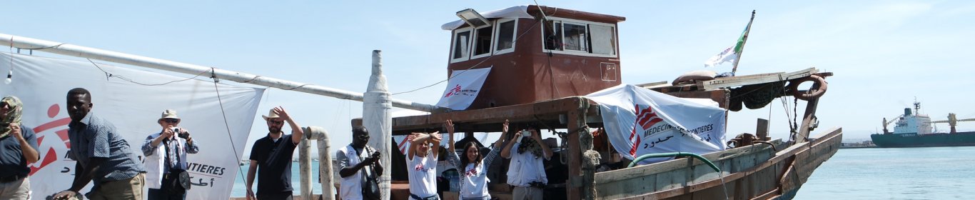 Un bateau transporte une aide médicale d'urgence