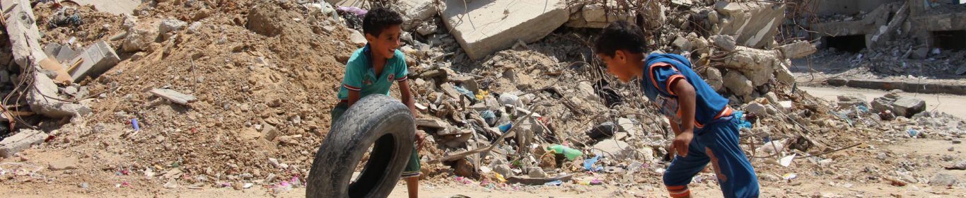 Deux garçons jouent au milieu des décombres dans la bande de Gaza