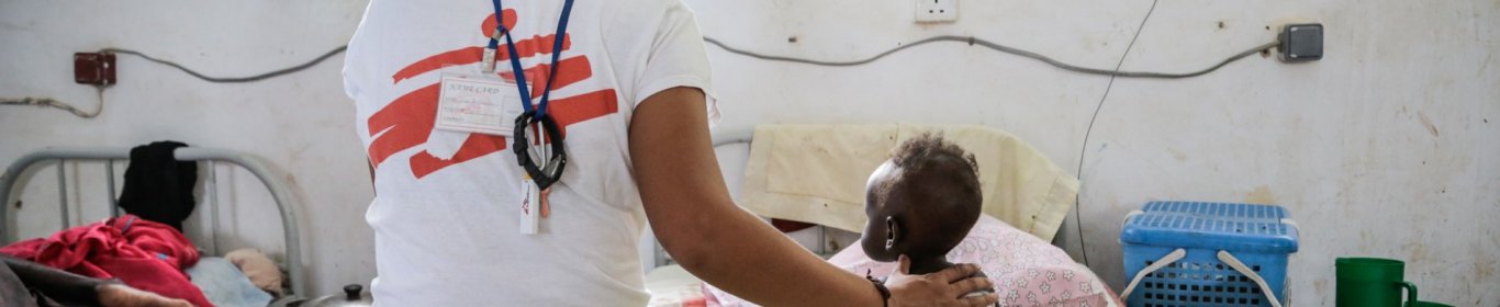 Une infirmière MSF en apprentissage avec un enfant 