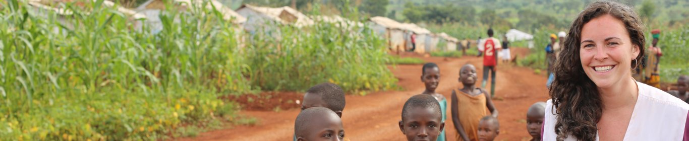 Un membre MSF marche avec des enfants dans le camp Nduta en Tanzanie