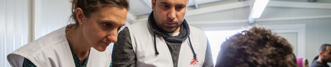 Pourquoi je suis devenu médecin humanitaire Des médecins humanitaires s'occupent d'un patient