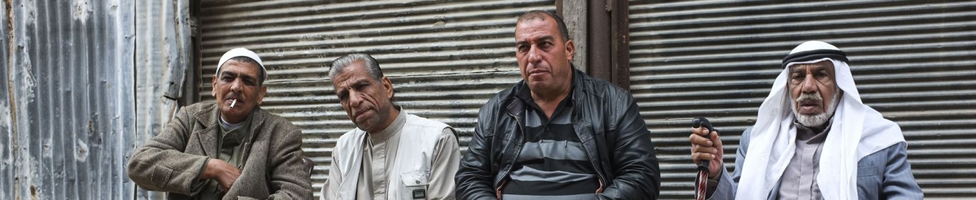 Des hommes sont assis dans les rues de Gaza