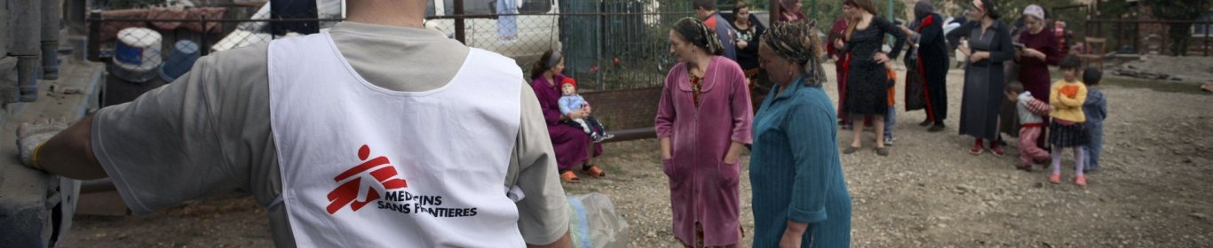 La distribution des produits non alimentaires dans l'un des villages les plus pauvres près de Grozny, appelé le 6ème secteur Uchastok. 