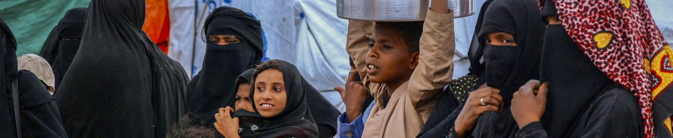 File d'attente pour se procurer de l'eau dans le camp Huth au Yemen