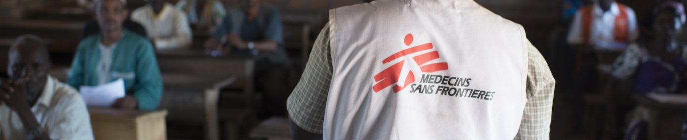 Aider, Sauver, pourquoi, comment Un travailleur humanitaire MSF dans une salle