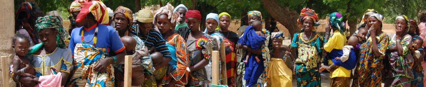 Des mères nigériennes font la queue pour accéder au centre de rééducation nutritionnelle 