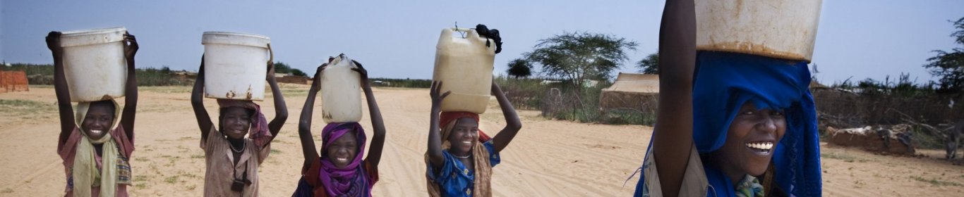 Des enfants transportent de l'eau