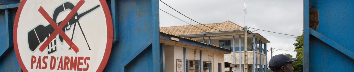 Entrée de l'hôpital de Man avec une pancarte signalant l'interdiction des armes