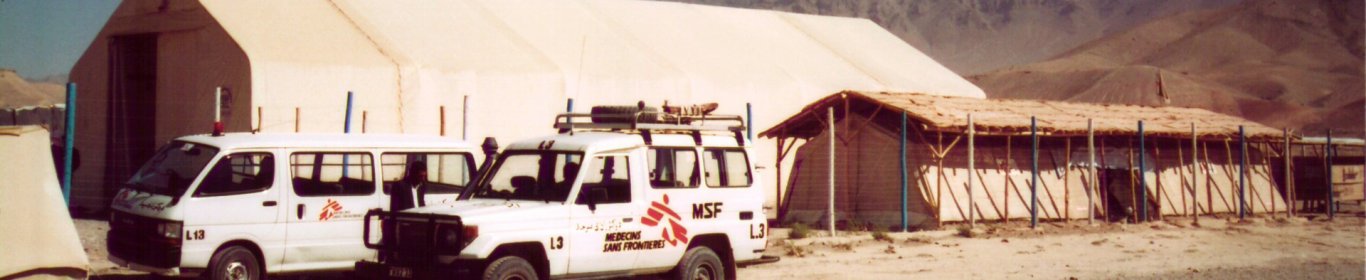 Deux voitures MSF sont garées devant une tente