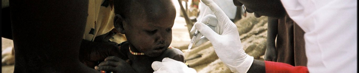 Un enfant se fait vacciner sur le site de Malith au Soudan