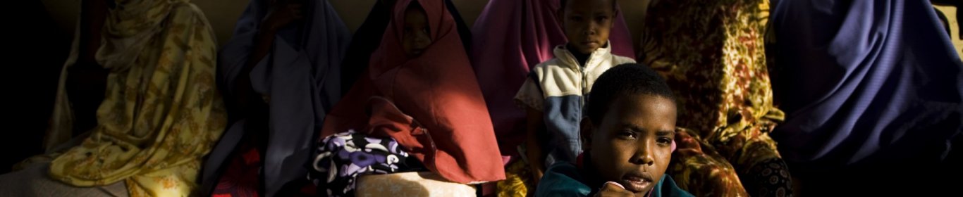 Un garçon et des femmes dans le camp de Dagahaley, à Dadaab au Kenya