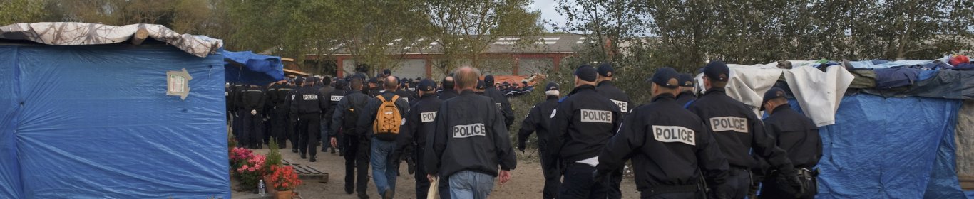 Des réfugiés afghans sont arrêtés pendant la démolition de la jungle de Calais 
