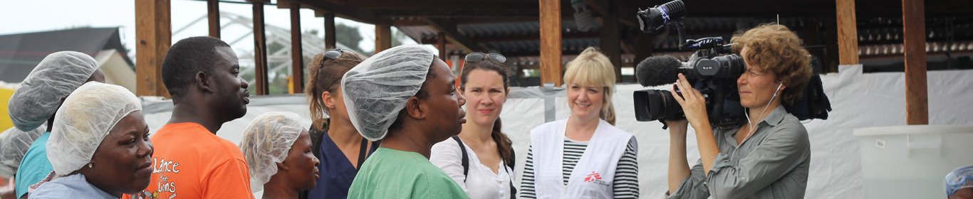 Une journaliste est en train de filmer un membre de MSF dans le camp Elwa 3 au Libéria, durant l'épidémie d'Ebola. 