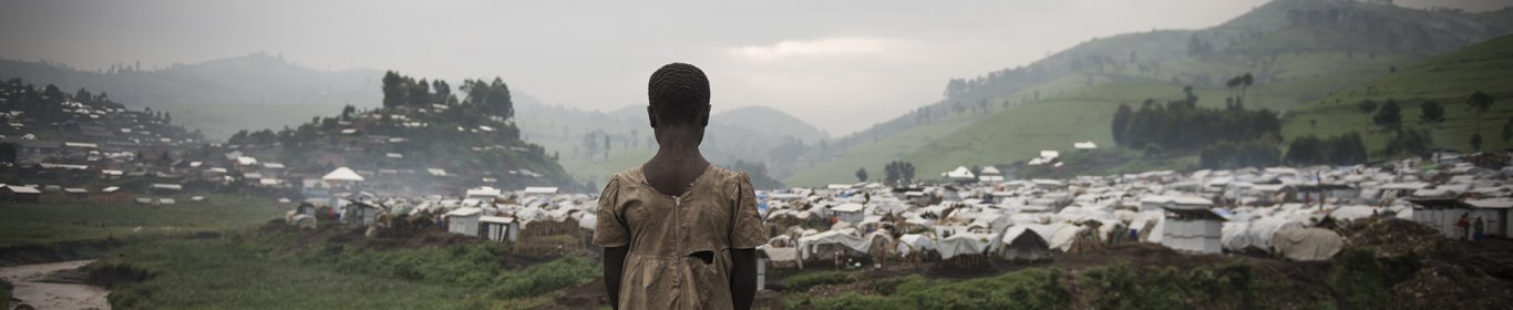 Une petite fille fait face aux camps de Bulengo et Mugunga III, près de Goma en République démocratique du Congo, où intervient MSF