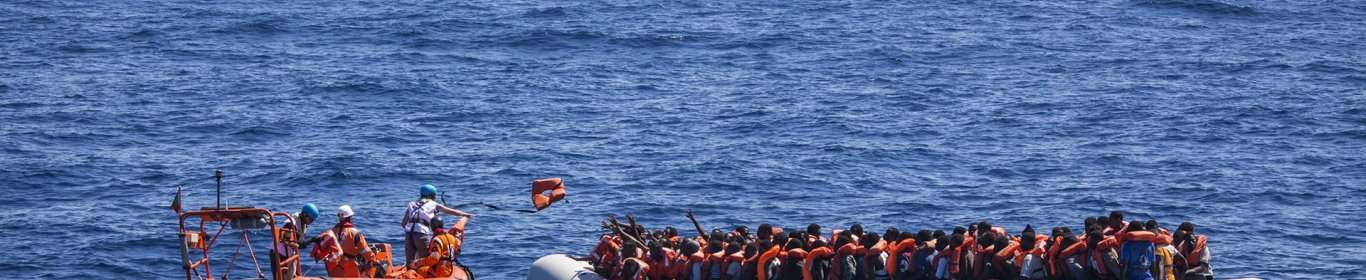 Les équipes de MSF distribuent des gilets de sauvetage à des migrants sur un bateau en mer Méditerranée