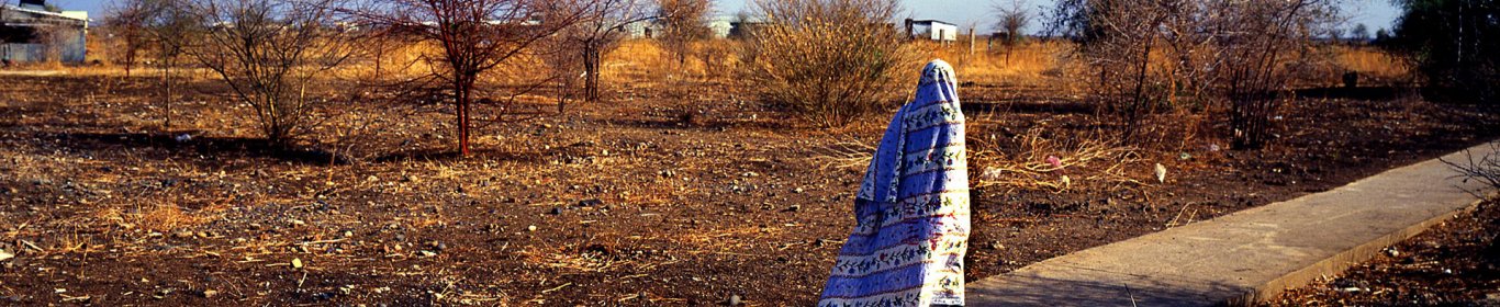 Une femme marche sur une route près de la ville de Humera, en Ethiopie.