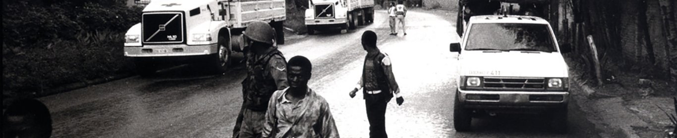 Avril 1994. Départ vers l’aéroport de Kigali de la première équipe évacuée après trois semaines de mission MSF au Rwanda
