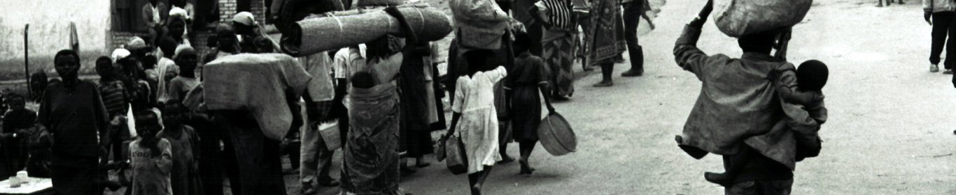 Rwanda, 1994. Des réfugiés rwandais fuient les combats.