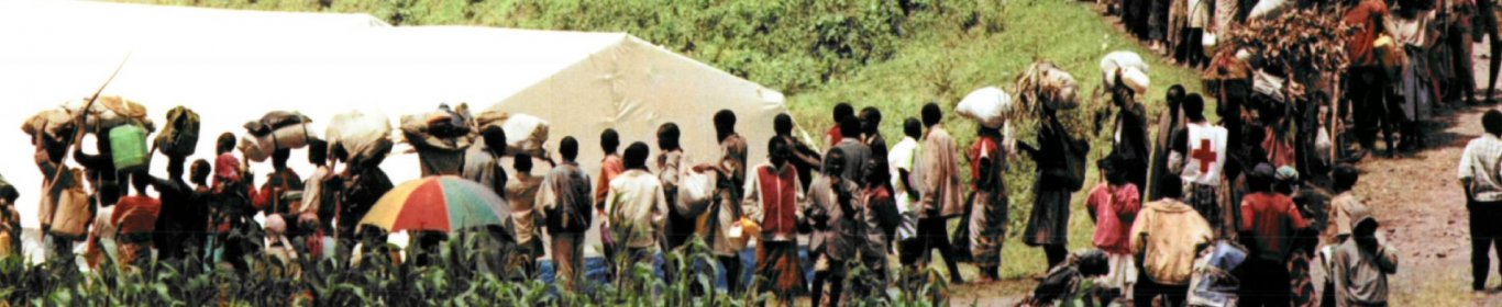 Des réfugiés hutus rwandais attendent dans le camp de transit de Mukungwa.