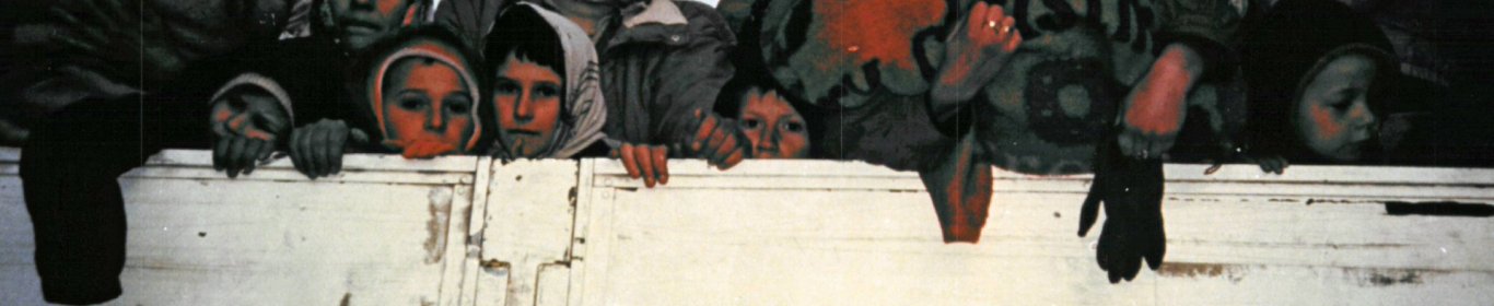 Transport de refugies bosniaques par le HCR. MSF participe depuis la mi-1993, sous la coordination de MSF Belgique, a l’assistance medicale et chirugicale aupres des populations des enclaves de Srebrenica, Zepa et de Gorazde, en Bosnie orientale.