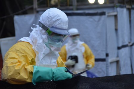 The logistical teams proceed to the reorganisation of the Donka Ebola treatment center site