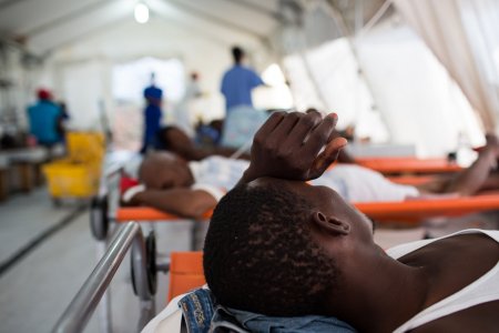 Des patients victimes du cholera sont traités sous une tente msf