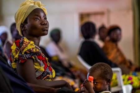 Un mère et un enfant attendent des soins à l'hôpital Adjumi et Arua