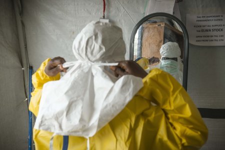Un homme met un masque pour se protéger du virus Ebola
