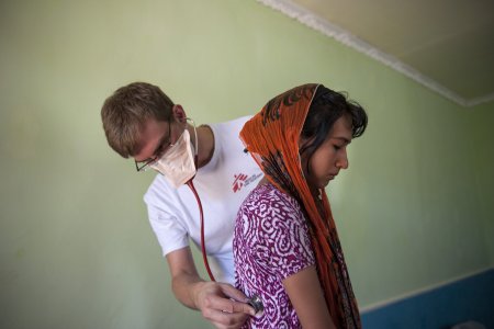 un médecin ausculte une patiente à Dushanbe au Tajikistan