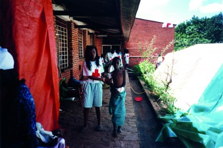 Coursive extérieure de l’hôpital de campagne MSF-CICR à Kigali au Rwanda