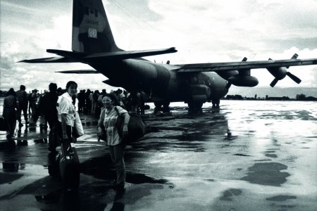 Des personnes embarquent dans un avion militaire au Rwanda
