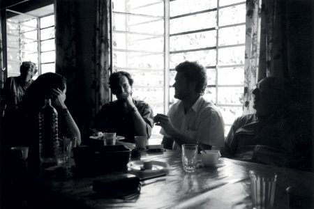 Des hommes discutent autour d'une table