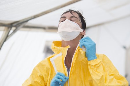 Un infirmier enlève sa combinaison de protection contre le virus ebola