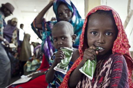 Des enfants mangent de la pâte nutritive