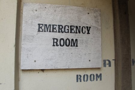 Un panneau indique une salle d'urgence