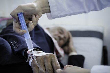 Un patient reçoit une injection