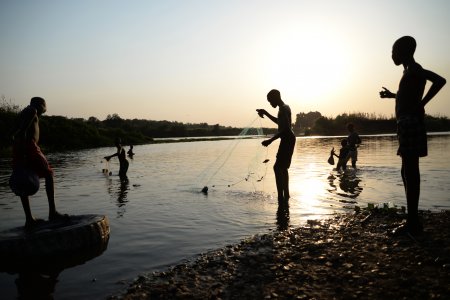 Des hommes pêchent dans la rivière Baro