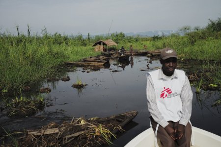 MSF tient une clinique mobile sur un bateau